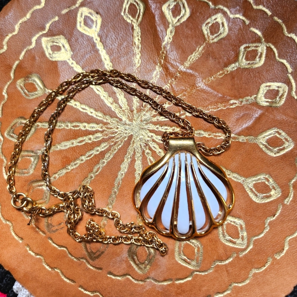 Vintage Crown Trifari  White Enamel Shell Pendant Necklace